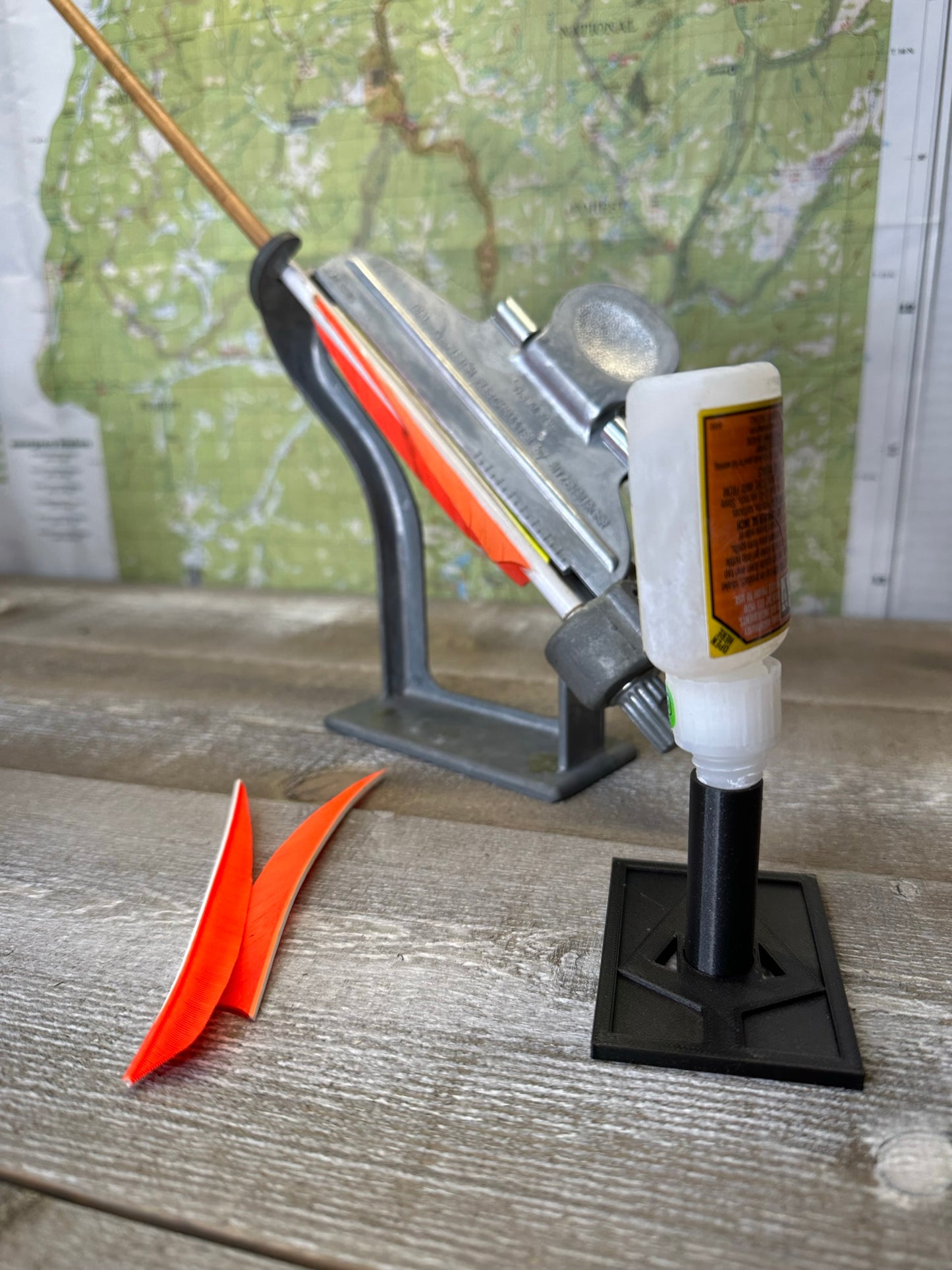 Glue stand for fletching arrows